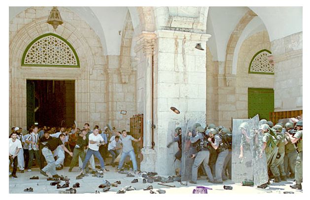 Israel attacks worshippers and desecrate Masjid Al Aqsa <p> This barbarity is becoming routine during Holy month of Ramadan